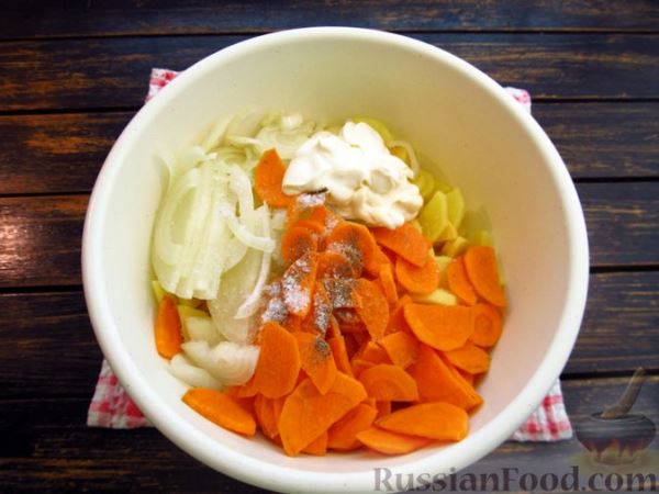 Скумбрия, запечённая с картофелем, морковью и луком в майонезе