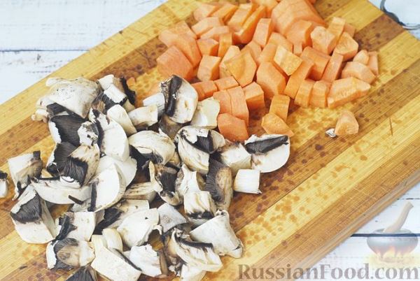 Гречка с грибами, морковью и пряностями (на сковороде)