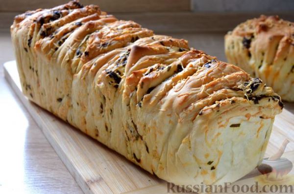 Хлеб-гармошка с сыром, черемшой и базиликом