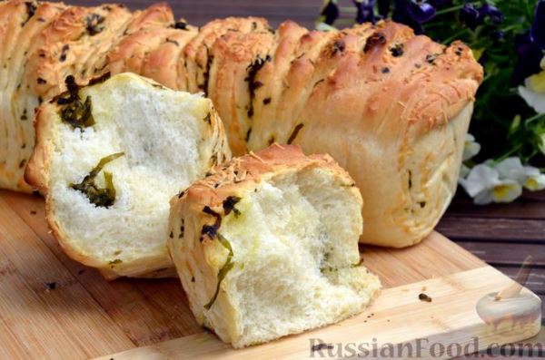 Хлеб-гармошка с сыром, черемшой и базиликом