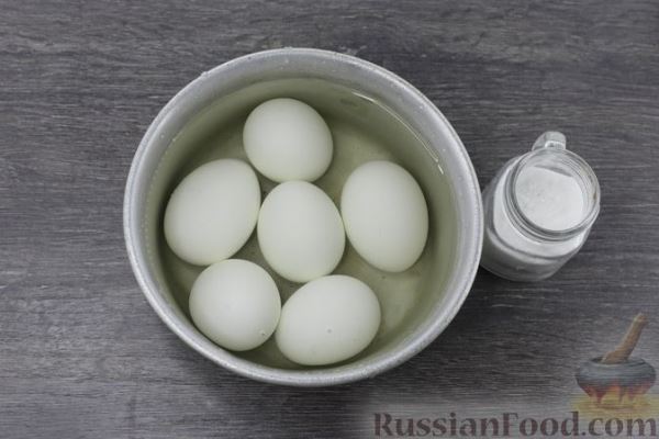 Яйца, фаршированные редисом и зелёным луком