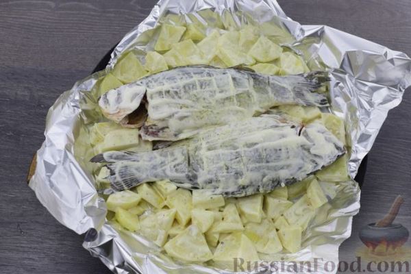 Караси, запечённые с картошкой в майонезно-чесночном соусе (в духовке)