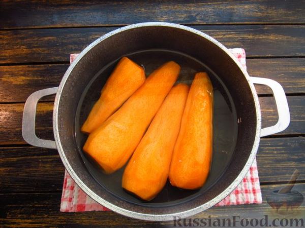 Постные морковные котлеты с орехами, в панировочных сухарях