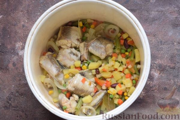 Рыба, тушенная с замороженными овощами и картофелем (в мультиварке)