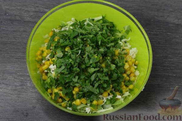 Салат из молодой капусты с плавленым сыром и кукурузой