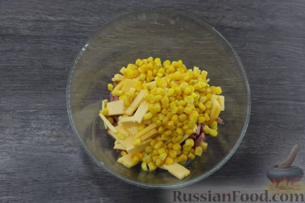 Салат с колбасой, кукурузой, сыром, яичными блинчиками и сухариками