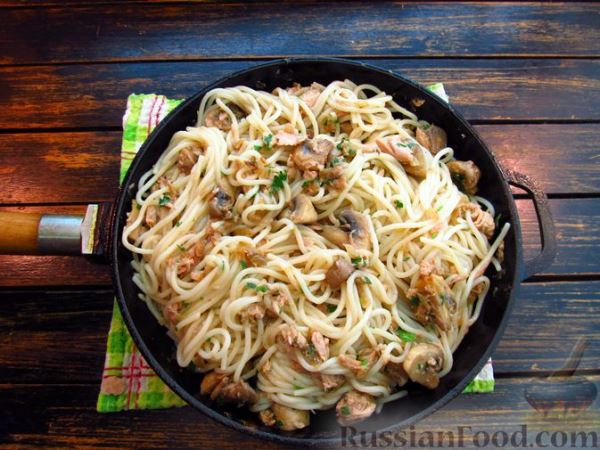 Спагетти с консервированным тунцом и грибами