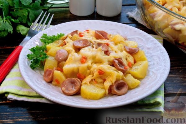 Тушёная картошка с сосисками, запечённая с сыром