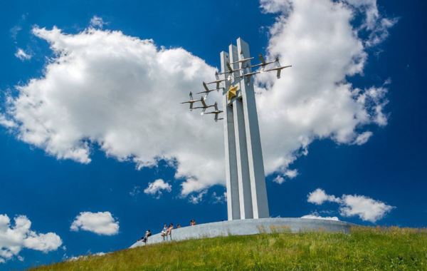 Журавли стали символом Победы в памятниках России и зарубежья